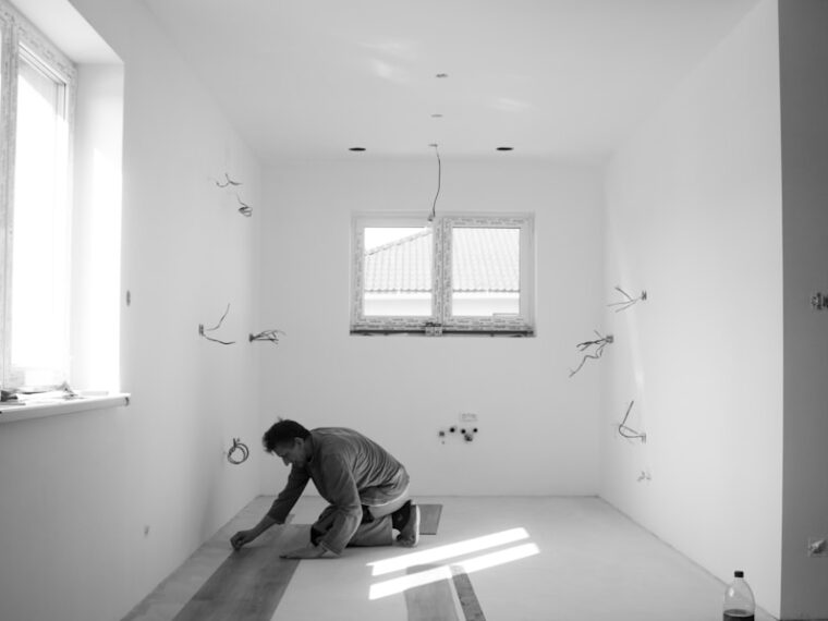 Man som bygger i hus