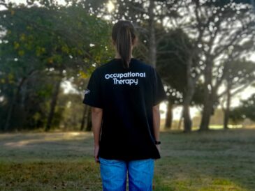 Kvinna med logo t-shirt