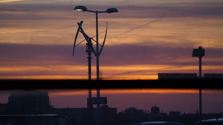 Natthimmel med kraftledningsgata