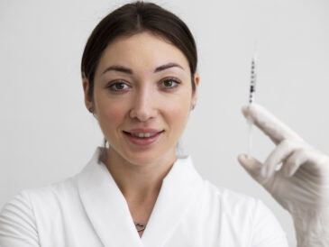 Sköterska som håller i injektion för fillers